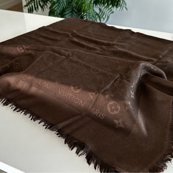 Louis Vuitton Châle Monogram silk scarf Chocolate Brown - Picture 4 of 7